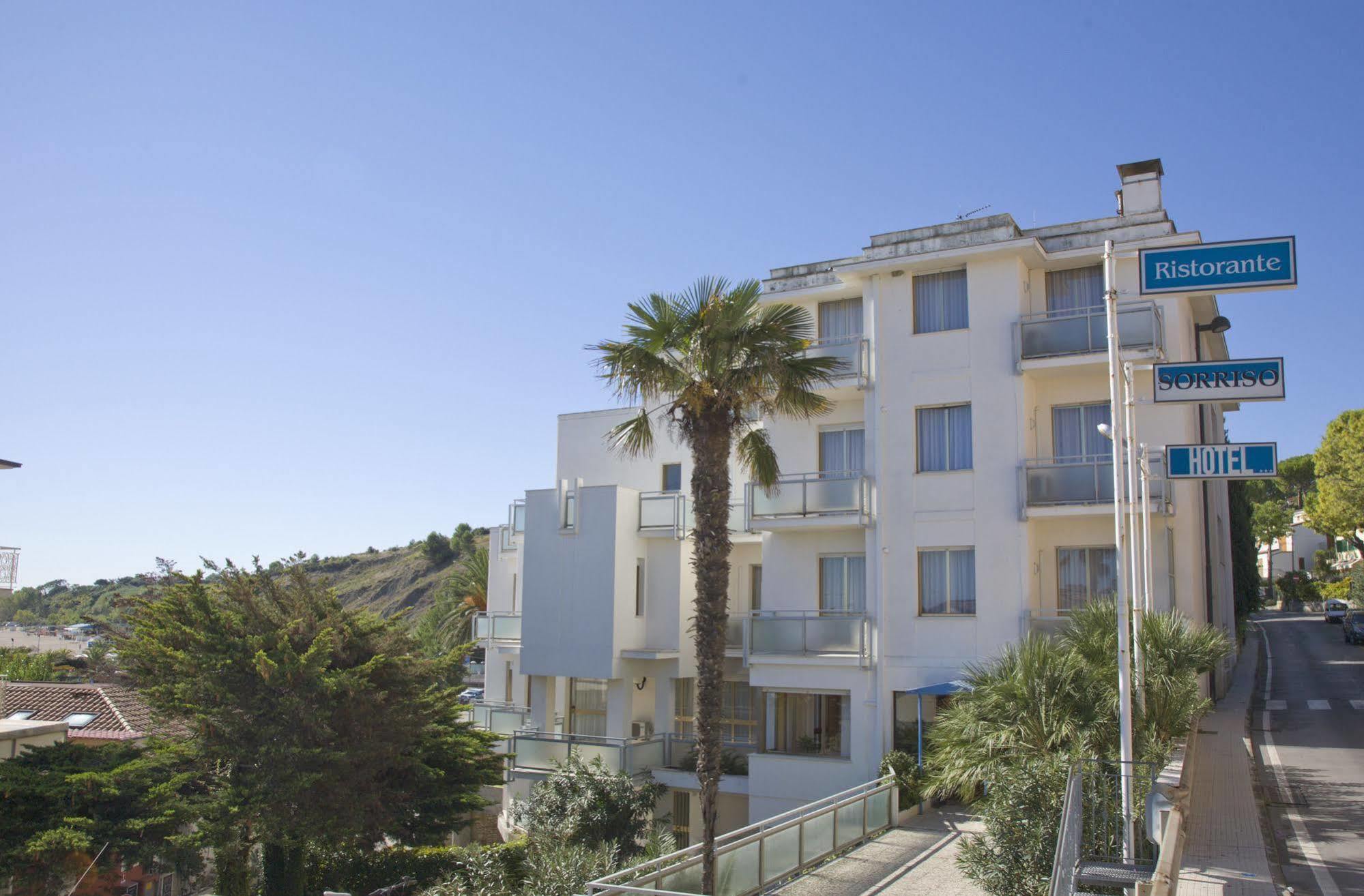 Hotel Sorriso Numana Bagian luar foto